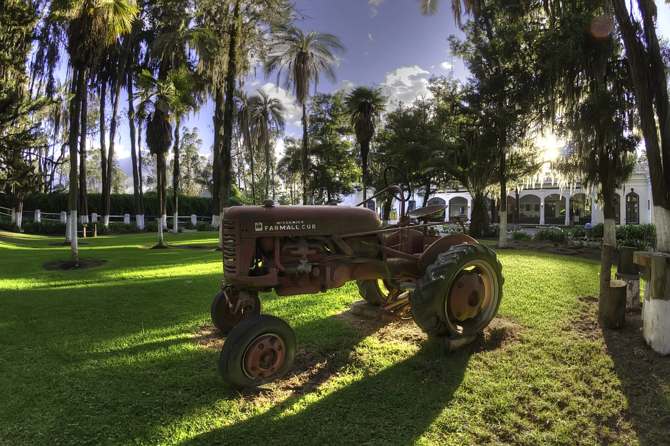 Tractor viejo en hacienda rutal del Ecuador