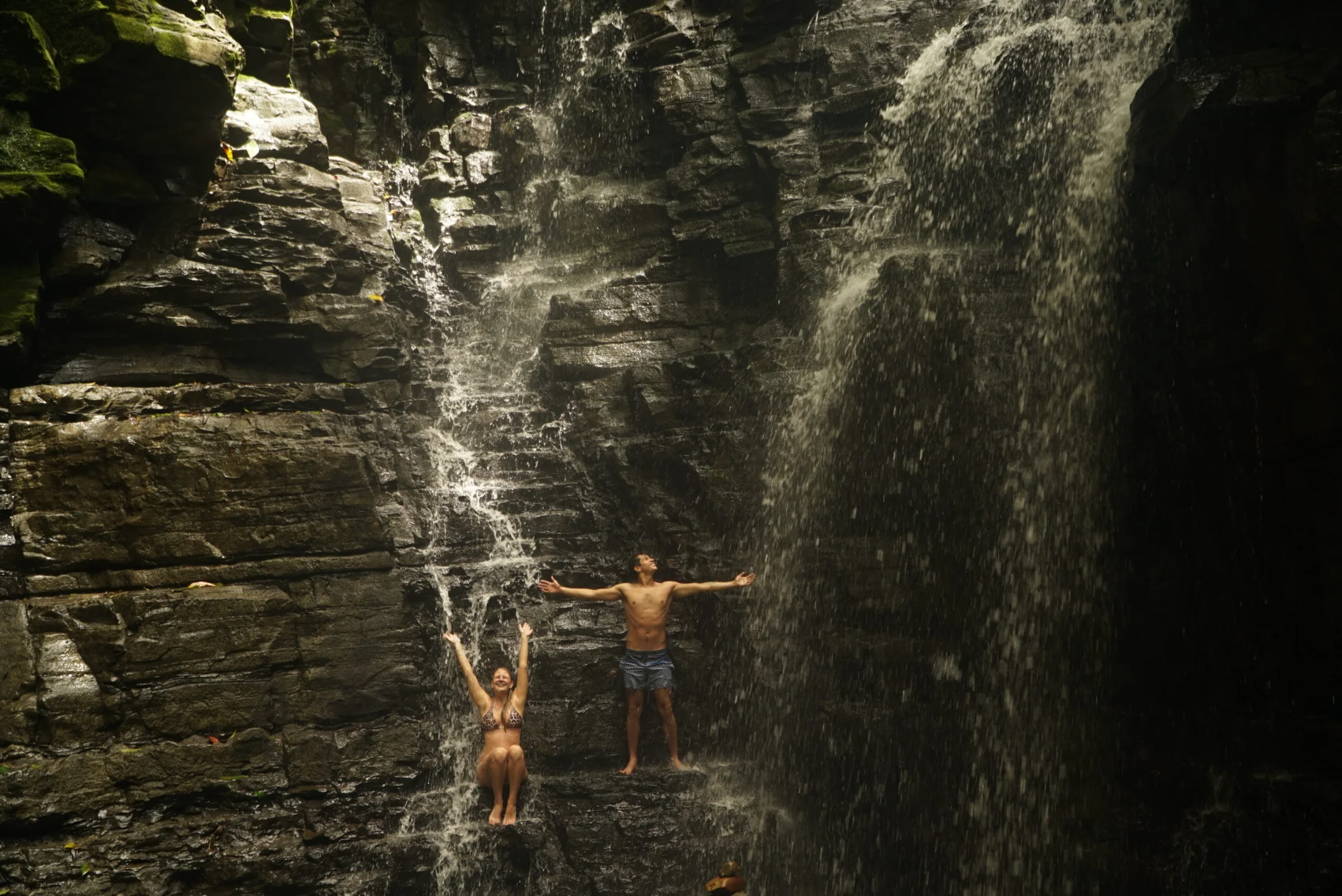 Pareja de turistas disfrutando de la cascada