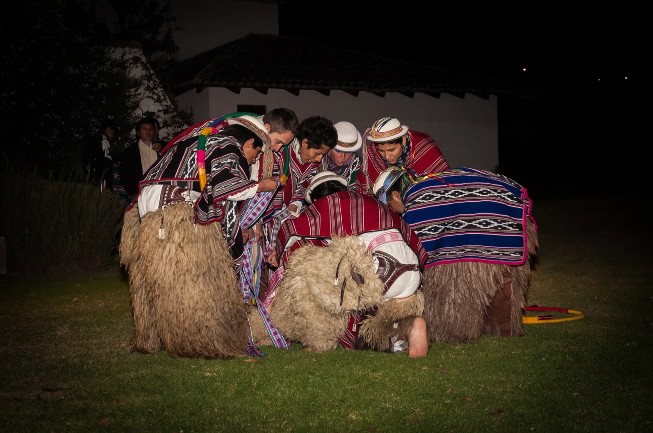 Danza nocturna con ropa con lana de alpaca